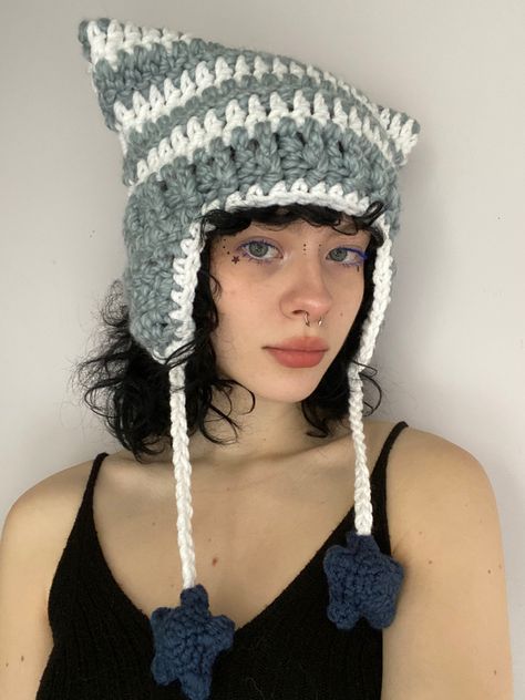 Blue Graphic Makeup, Selfie Photography Ideas, Graphic Makeup Looks, Fuzzy Cat, Aesthetic Star, Graphic Makeup, Selfie Photography, Hat Handmade, Indie Aesthetic