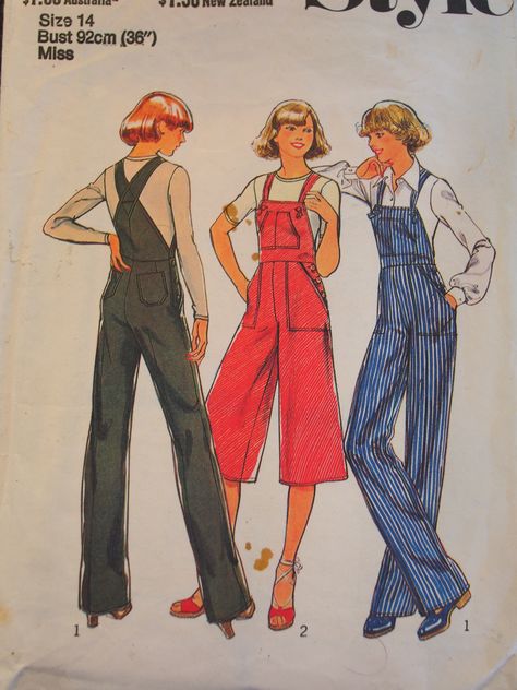 Style 2199 dungarees. Dungarees Pattern, Dungaree Outfit, 60s Vintage Fashion, 1960 Style, Overalls Vintage, Outfits 70s, 70s Inspired Fashion, Womens Clothing Patterns, Diy Clothes Life Hacks