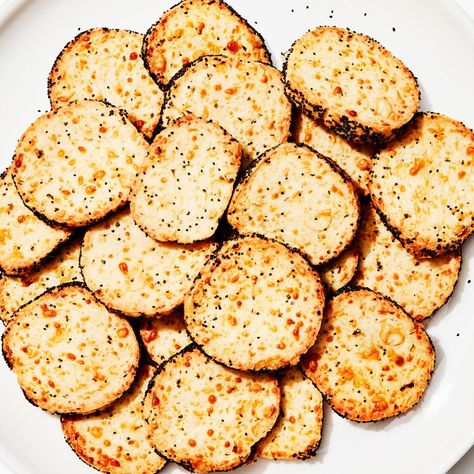 Like cheese and crackers all rolled into one snappy, tangy, toasty snack. Keep a log stashed in your freezer for when you need a quick dinner party appetizer. Filled Buns, Bake Cheese, One Bite Appetizers, Cheesy Crackers, Dinner Party Appetizers, Savoury Crackers, Crackers Recipe, Baked Crackers, Summer Eats