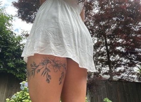 Front Thigh Tattoos, Upper Thigh Tattoos, Garter Tattoo, Flower Thigh Tattoos, Thigh Tattoos, Weird Tattoos, Thigh Tattoos Women, Discreet Tattoos, Aesthetic Tattoo