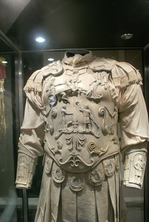 Costume worn by Joaquin Phoenix as Emperor Commodus in "Gladiator", movie, 2000. http://bit.ly/20Ja2C3 Joaquin Phoenix Gladiator, Commodus Gladiator, Emperor Commodus, Gladiator Armor, White Armor, Gladiator 2, Gladiator Movie, Roman Gladiators, Roman Armor