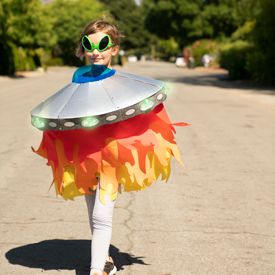 Ufo Costume, Paper Pumpkin Craft, Space Costumes, Alien Halloween, Alien Costume, Alien Spaceship, Diy Halloween Costume, Diy Bebe, Family Costumes