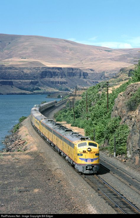 UP 954 Union Pacific EMD E9(A) at The Dalles, Oregon by Bill Edgar The Dalles Oregon, Union Pacific Train, Union Pacific Railroad, Railroad Pictures, Railroad Photography, Railroad Photos, Electric Train, Lionel Trains, Old Trains