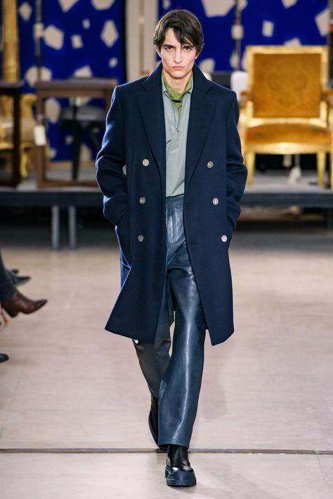 Herm¨¨s Fall 2019 Ready-to-Wear Fashion Show - Vogue Casual Mens Fashion, Mens Runway, Man Outfit, Mens Fashion Work, Mens Fashion Casual Winter, Mens Fashion Simple, Mens Fashion Business, Mens Fashion Edgy, Men Fashion Show