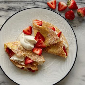 Strawberry Crepes Strawberry Crepes Recipe, Easy Crepe Recipe, Strawberry Crepes, Sweet Crepes, Crepe Cake, Crepe Recipes, Beignets, Classic Food, Aesthetic Food