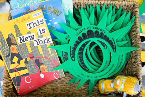 A NEW YORK THEME BIRTHDAY PARTY « PARY FAVORS New York Theme Party, New York Party, New York Theme, Party Theme Ideas, City Theme, Movie Night Party, Singing Happy Birthday, Theme Birthday Party, Sweet Boy