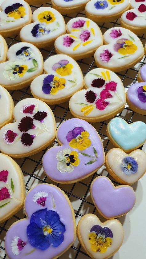 Piped on royal icing on shortbread before adding on these pretty edible flowers Flower Shortbread, Flower Biscuits, Cookies Flowers, Design Cookies, Sugar Cookie Royal Icing, Tea Ideas, Iced Sugar Cookies, Flower Cupcakes, Lock Screens