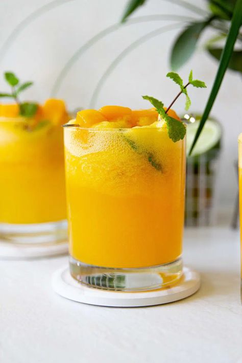 Mango Gin Cocktail, Mango Cocktail Recipes, Mango Juice Cocktail, Drink Garnish Ideas, Yellow Cocktails, Mango Cocktails, Drink Garnish, Mango Drink, Garnish Ideas