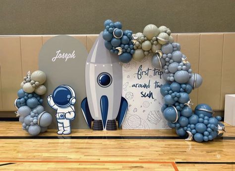 First Trip Around The Sun Birthday Table Decor, Astronaut Themed Party, Space Theme Birthday Backdrop, Astronaut Birthday Decoration, First Birthday Astronaut Theme, Astronaut Birthday Theme Decor, Outer Space Balloon Garland, Space Birthday Backdrop, Space Birthday Party Decor