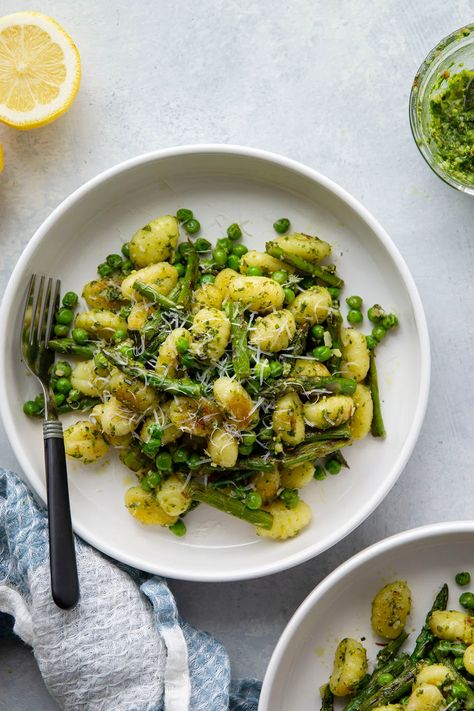 Lemon Pesto Pasta, Gnocchi Pesto, Pesto Gnocchi, Spring Side Dishes, Lemon Pesto, Spring Pasta, Pesto Tortellini, Pea Pesto, Fingerfood Party