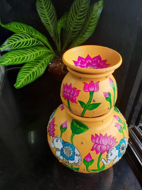 Matki Decoration Ideas For Diwali, Matka Painting Ideas Creative, Pot Painting Ideas Creative Indian, Kalash Painting Design, Matki Painting Ideas, Matki Decoration Ideas, Matka Painting, Indian Decor Diy, Acrylic Paint Bottles