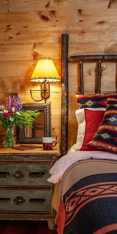 Log Cabin Bedroom, Rustic Bedrooms, Camp Decor, Luxury Cottages, Cabin Bedroom, Desert Decor, Log Cabin Decor, Luxury Cottage, Cabin Interiors