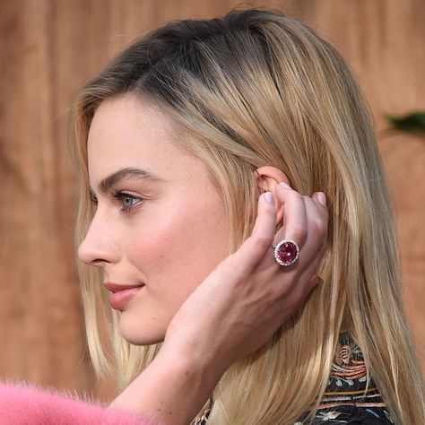 Margot Robbie Engagement Ring Celebrity Rings, Pink Engagement, Nicola Peltz, Celebrity Jewelry, Celebrity Engagement Rings, Engagement Celebration, Mila Kunis, Pink Sapphire Ring, Pippa Middleton