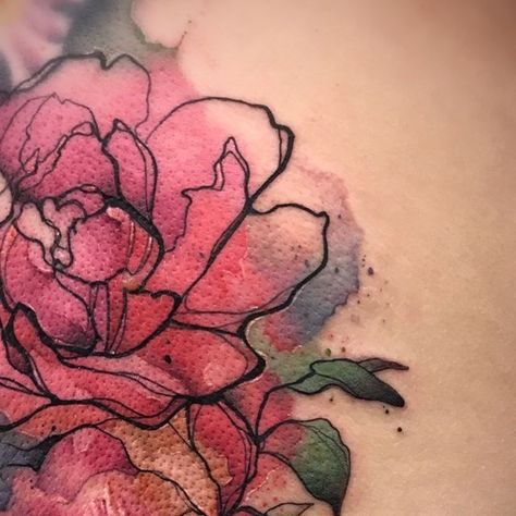 Justin Nordine Tattoos on Instagram: "Created this beautiful watercolor flower tattoo design using gestural black lines on my client's back! ㅤ #tattoocommunity #tattoomaster #tattoodesign #tattoolove #tattooartist #watercolortattoo #flowertattoo #tattooidea #tattoogestures #tattootime" Watercolor Tattoo With Black Outline, Watercolor Tattoo Flower, Tattoo Master, Line Flower, Time Tattoos, Flower Tattoo Designs, Black Tattoos, Watercolor Tattoo, Floral Watercolor