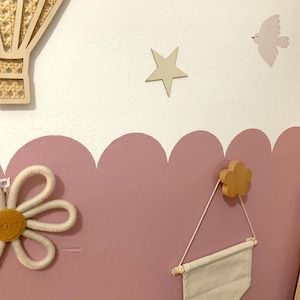 How to paint perfect scalloped edges on the wall Scallop Wall, Scalloped Border, Diy Nursery, Scalloped Edges, How To Paint, Unique Diy, Wall Sticker, Wall Stickers, Toddler Girl