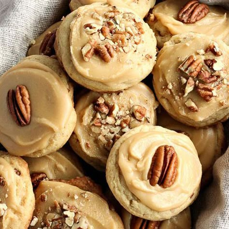 image Brown Sugar Pecan Cookies, بيتي فور, Brown Sugar Frosting, Cookie Recipe Video, Sugared Pecans, Brown Sugar Cookies, Cookies Soft, Sugar Frosting, Pecan Cookies