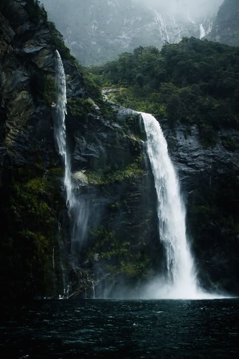 Magic Places, Milford Sound, Beautiful Waterfalls, Alam Yang Indah, Nature Aesthetic, Pretty Places, Beautiful Landscapes, In The Middle, Wonders Of The World