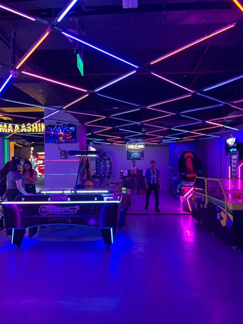 Gaming Zone Interior Design, Arcade Interior Design, Arcade Basement, Neon Game Room, Game Lounge, Arcade Birthday Parties, Gaming Arcade, Gaming Lounge, Gaming Center