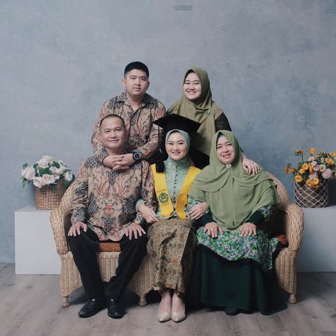 Self Photo Studio Pose Ideas Family, Graduation Studio Photoshoot Ideas Family, Graduation Family Photoshoot Studio, Family Photo Studio Poses, Konsep Foto Wisuda Studio, Photo Wisuda Studio Keluarga, Family Photo Studio Ideas, Graduation Photo Studio, Family Graduation Photoshoot