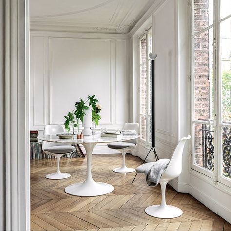 Knoll Saarinen Round Dining Table - 2Modern Saarinen Tulip Table, Saarinen Dining Table, Tulip Dining Table, Round Pedestal Dining, Round Pedestal Dining Table, Round Kitchen Table, White Chairs, Chairs And Tables, Round Dining Room