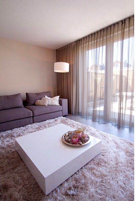 I like the drapes going up to the ceiling- clean and modern. Loft Apartment Designs, Loft Interior Design, Luxurious Interior, Loft Interiors, Indoor Design, Scandinavian Interior Design, Bracelets Fashion, Curtains Living, Design Del Prodotto