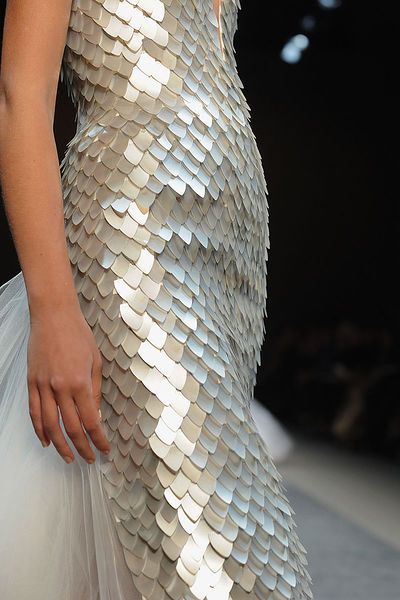 Dress with fish scale textures in a pearl finish - textured surface embellishment; fashion details // Georges Chakra House Of Worth, Abed Mahfouz, Haute Couture Details, Georges Chakra, Naeem Khan, Couture Mode, Couture Details, Silver Dress, Gorgeous Gowns