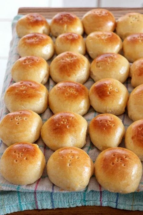 Pan de Coco with soft, fluffy bun and perfectly sweetened coconut filling is perfect as a snack or dessert! This coconut bread is amazing with coffee, tea or on its own! Pinoy Breads Filipino Recipes, Pandecoco Recipe, Filipino Pastries, Pinoy Bread, Filipino Bread Recipe, Filipino Sweets, Fluffy Bun, Filipino Bread, Food Filipino