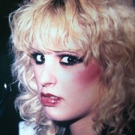 Nancy Spungen's late 70s glam makeup. Nancy Spungen Style, Glam Rock 70s Aesthetic, Punk Make Up 80s, 1970s Punk Makeup, Nancy Spungen Makeup, Nancy Spungen Aesthetic, Glam Rock Makeup 70s, Punk Makeup 70s, Nancy Spungen