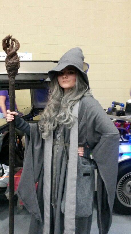 Female Gandalf the Grey Cosplay #LordOfTheRings #Cosplay #Gandalf #Genderbent #ComicCon Gandalf Costume Women, Female Gandalf Cosplay, Female Gandalf, Gandalf Cosplay, Hobbit Costumes, Arwen Evenstar, Wizard Gandalf, Loki Cosplay, Medieval Gown