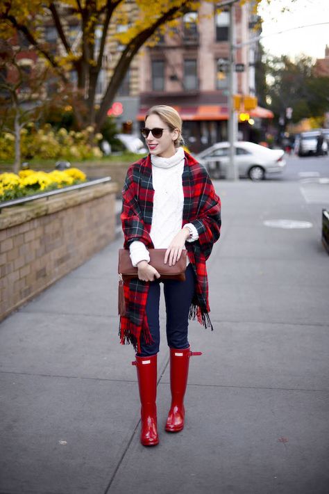 Festive Holiday Outfit with Trollbeads - Katie's Bliss How To Style Hunter Boots, Rainboots Outfit, Rain Boot Outfit, Red Hunter Boots, Hunter Boots Outfit, Red Rain Boots, Hunter Boot, Hunter Outfit, Holiday Outfits Women