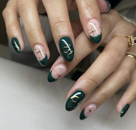 Harry Potter Nails Designs, Slytherin Vibes, Nails Pictures, Harry Potter Nail Art, Snake Green, Harry Potter Nails, Green Acrylic Nails, Witchy Nails, Dark Green Nails