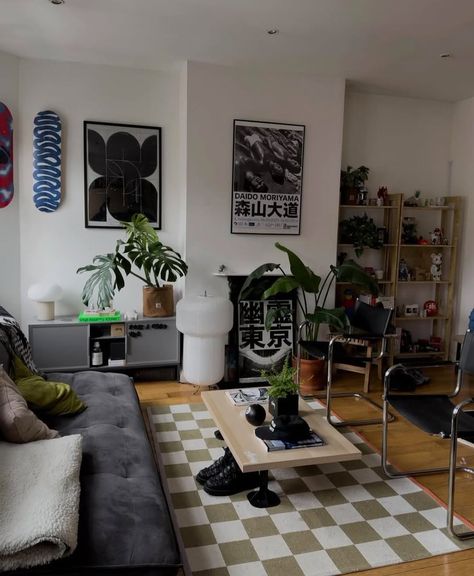 Streetwear House Decor, Living Room Designs Grunge, Black Wood Apartment, Small Apartment Dark Aesthetic, Cool Living Room Aesthetic, Black Vintage Decor, Black Leather Couch Apartment, Apartment Decor Inspiration Men, Apartment Living Room Men