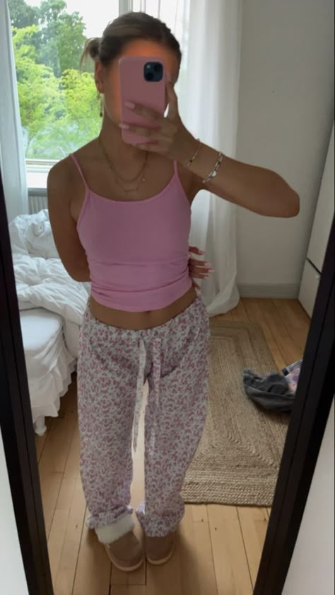 Sleep Pants Outfit, Period Outfit Comfy Summer, Period Fits, Pyjama Outfit, Pj Outfit, Pretty Items, Basic Girl Outfit, Pajamas Aesthetic, Home Fits