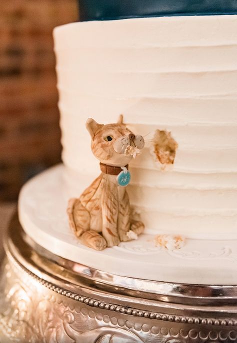 A figurine of the bride and groom's cat is placed on the cake to make it look like it's eating some of it. | Photo: JMG Photography | #weddingcake #weddingcakes #cakeideas #cakes #petsinweddings #weddingsinhouston Wedding Cake With Cat Peeking Out, Wedding Cakes With Cats, Incorporate Cat In Wedding, Cat On Wedding Cake, Wedding Cake With Cat, Cat Wedding Ideas, Cat Eating Cake, Wedding Cakes Dog, Wedding Cales