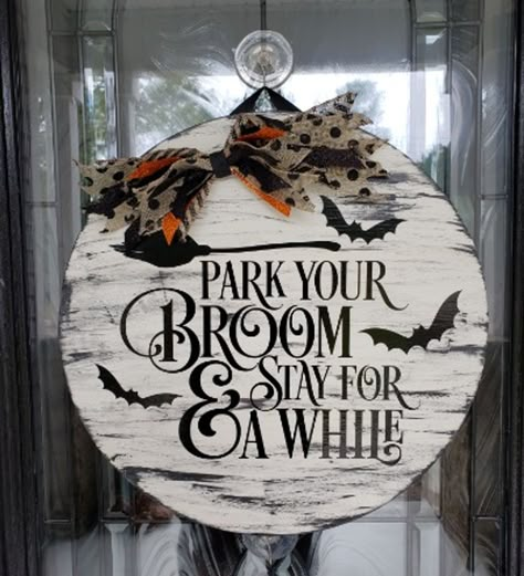 Halloween Plaques Wood Signs, Halloween Door Signs Diy, Round Halloween Signs, Halloween Round Wood Signs, Halloween Door Signs, Wood Wreaths, Halloween Diy Door, Halloween Signs Diy, Halloween Door Sign