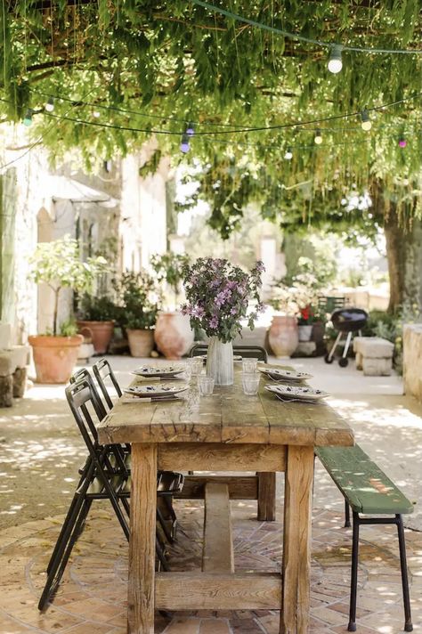 Italian Balcony, Italian Patio, French Courtyard, Cottage Outdoor, Bamboo House Design, Backyard Balcony, Front Courtyard, Outdoor Dining Room, Backyard Entertaining