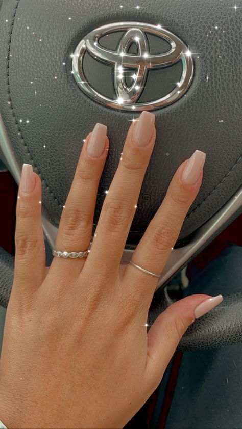 Dip Nails With Small Tip, Dip Nails Coffin, Coffin Nails Neutral Colors, Coffin Dip Powder Nails Design, Neutral Champagne Nails, Nice Dip Powder Nails, Medium Dip Powder Nails, Soft White Dip Powder Nails, Basic Natural Nails