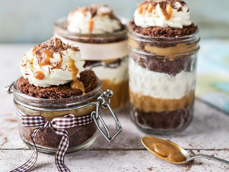 Cupcakes In A Jar, Jar Cakes, Mason Jar Cakes, Jar Desserts, Cake Jars, Chocolate Caramel Cake, Coffee And Walnut Cake, Mason Jar Desserts, Salted Caramel Cupcakes