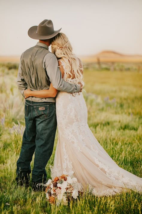 Sage Brush, Country Western Wedding, Country Wedding Photos, Country Wedding Photography, Northern Nevada, Bridal Parties Pictures, Nevada Desert, Fall Wedding Photos, Wedding Portrait Poses