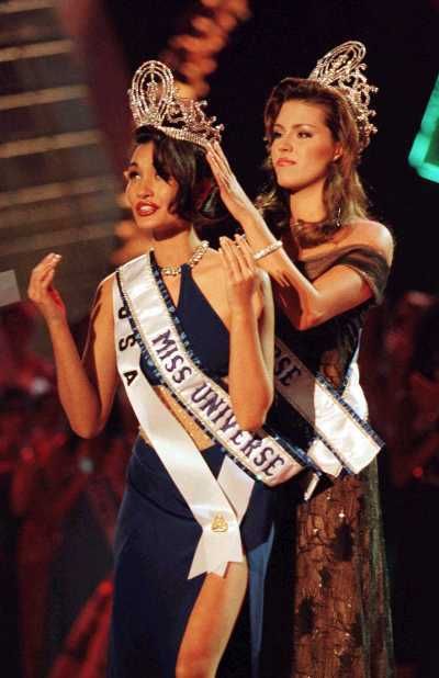 1997 Miss Universe Brooke Mahealani Lee (Hawaii, USA) is crowned by 1996 Miss Universe Alicia Machado (Venezuela) Most Beautiful Miss Universe, Mis Universe, Oxana Fedorova, Miss Universe 2001, Miss Universe 2000, Pageant Aesthetic, Miss Pageant, Pageant Girls, Miss Usa