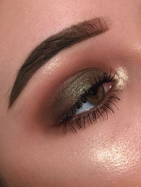 Makeup Life Hacks, Swag Makeup, Eye Makeup Pictures, Green Makeup, Gold Eyeshadow, Simple Eye Makeup, Clown Makeup, Eye Makeup Art, Makeup Pictures