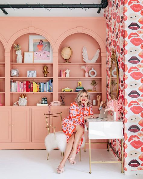 Rachel Martino on Instagram: “✨SHELVES REVEAL! ✨ I’m obsessed with these arched bookshelves in the new @dreamloftstudios 💖 queen shit only baby!! Photos by the…” Office Photoshoot, Rachel Martino, Billy Ikea, Loft Studio, Dekorasi Kamar Tidur, Seersucker Dress, Shopping Event, Design Girl, New Room