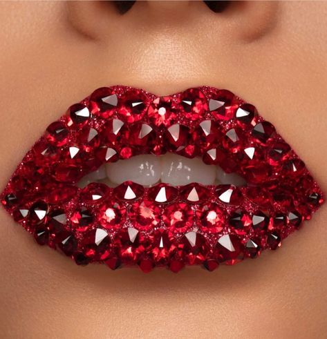 Red Glitter Lipstick, Makeup Bibir, Make Up Mata, Colorful Lips, Lip Art Makeup, Crystal Lips, Glitter Lipstick, Makeup News, Lipstick Art