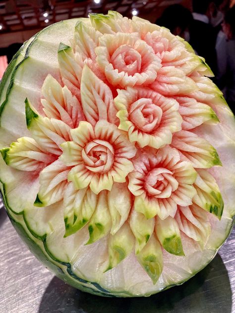 Colorful Horse Painting, Fruit Sculptures, Wood Carving Faces, Vegetable Design, Watermelon Carving, Food Sculpture, Fruit And Vegetable Carving, Fruit Displays, Amazing Food Art