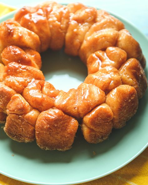 Monkey Bread in the Microwave Microwave Monkey Bread, Pioneer Kitchen, Savory Monkey Bread, Easy Microwave Recipes, Baked Cream Cheese Spaghetti, Microwave Dessert, Monkey Bread Recipe, Microwave Bacon, Cinnamon Biscuits