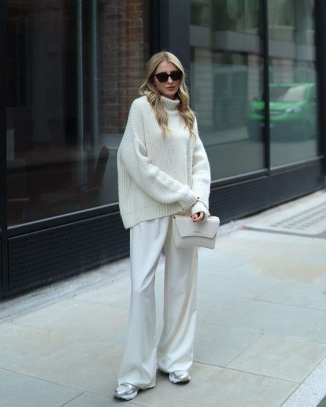 Maxi Sweater Outfit, Wide Leg Pants Winter Outfit, White Trousers Outfit Winter, Winter White Pants Outfit, White Sweater Outfit Winter, Trousers Outfit Winter, White Trousers Outfit, Wide Leg Pants Winter, Winter Pullover Outfits