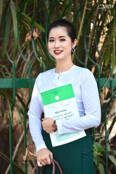 Myanmar Teacher, Girls Teacher, Wedding Picture Poses, Student Girl, Burmese, Picture Poses, Myanmar, Wedding Pictures, Asian Beauty