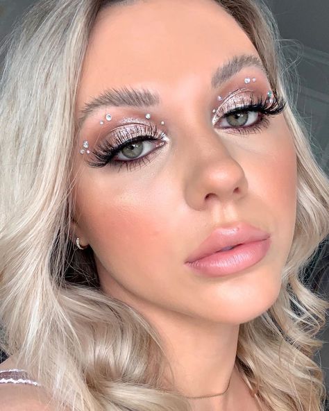 Eyeshadow Looks With Diamonds, Duo Chrome Eyeshadow Looks, Chrome Eyeshadow Look, Festival Eyeshadow, Silver Glitter Eye Makeup, Chrome Eyeshadow, Glitter Eye Makeup, Makeup Stuff, Golden Glow