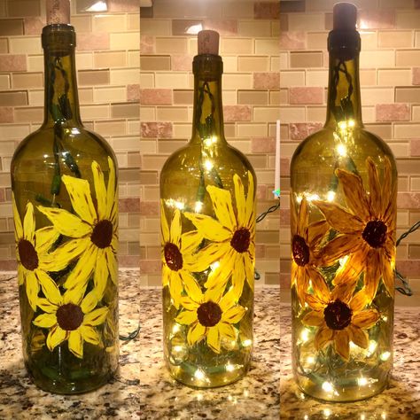 Clear Wine Bottle Crafts, Fall Wine Bottle Painting Ideas, Sunflower Bottle Painting, Yellow Bottle Painting, Sunflower Wine Bottle, Bottle Painting Flower Design, Holiday Wine Bottle Crafts, Flower Painting On Glass Bottles, Clear Wine Bottle