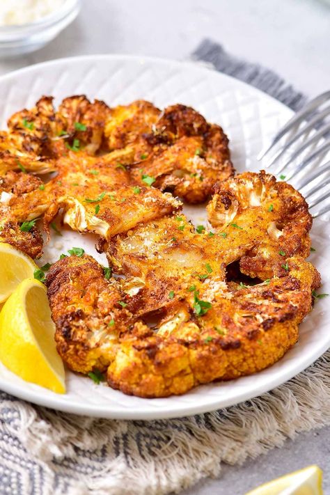 Air Fryer Cauliflower Steak Healthy Steak Recipes, Spicy Roasted Cauliflower, Air Fryer Cauliflower, Air Fryer Recipes Chicken Breast, Cauliflower Steaks Recipes, Cauliflower Steak, Roasted Cauliflower Steaks, Easy Steak Recipes, Easy Cauliflower